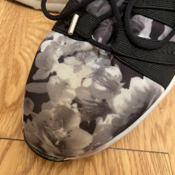 Easy Spirit Breathable Tennis Shoes, Black, White, Gray Floral, Thick Soles, EUC - Picture 3 of 9